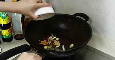 4K烹饪爆炒小龙虾油焖大虾虾尾视频的预览图